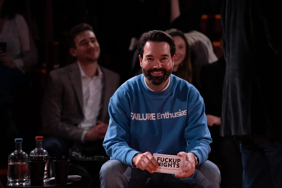 Mag. Dejan Stojanovic auf der Bühne einer Fuckup Night